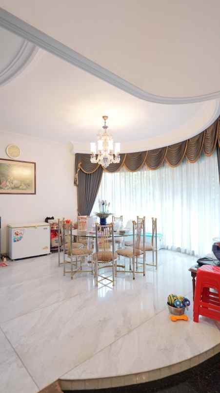 dijual rumah bukit gading villa