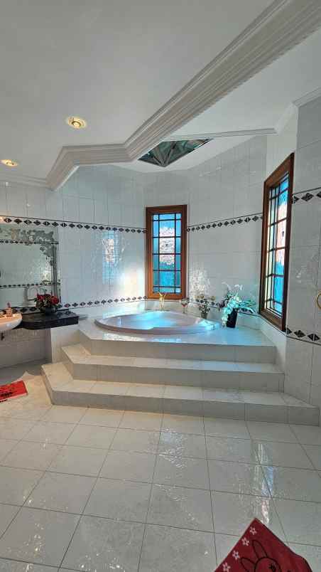 dijual rumah bukit gading villa