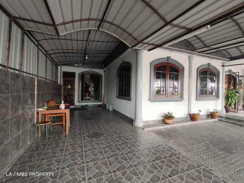 dijual rumah crown hill