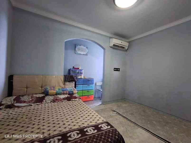 dijual rumah crown hill