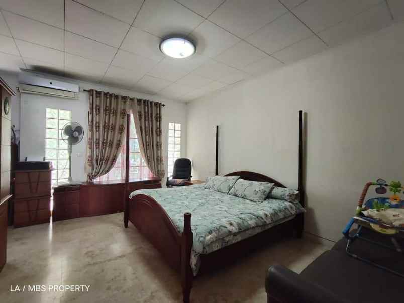 dijual rumah crown hill