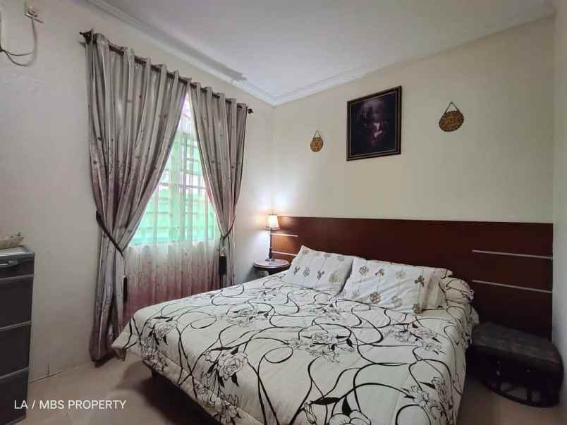 dijual rumah crown hill