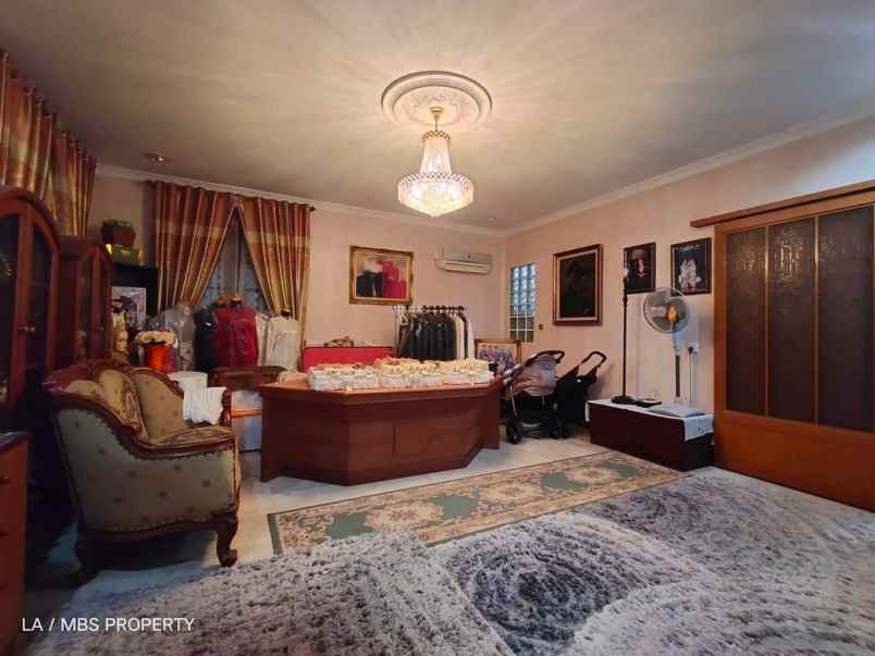 dijual rumah crown hill