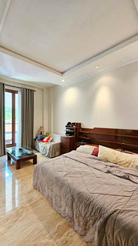dijual rumah graha famili