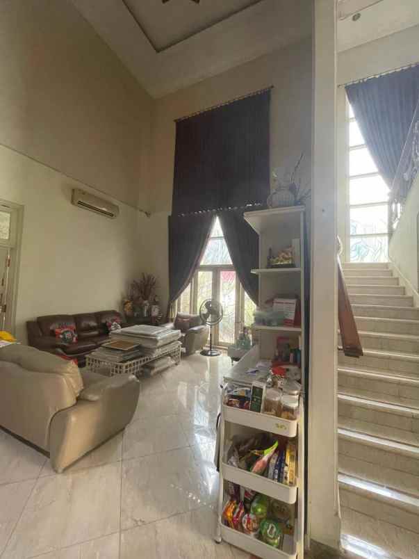 dijual rumah graha famili