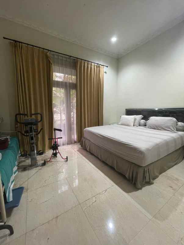 dijual rumah graha famili