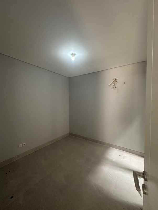 dijual rumah grand pakuwon