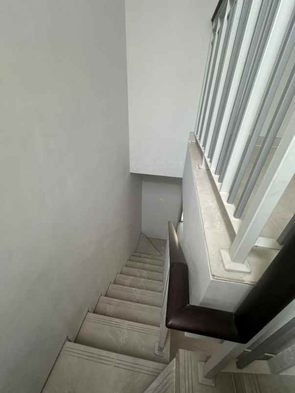 dijual rumah grand pakuwon