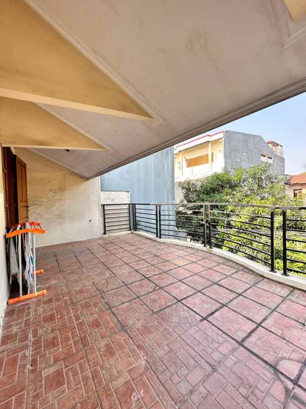 dijual rumah hook dalam komplek di pondok kopi