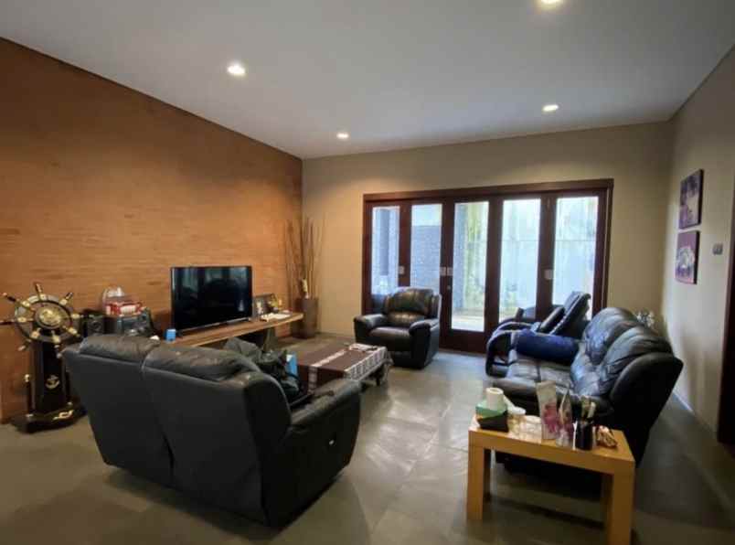 dijual rumah isola kec sukasari kota