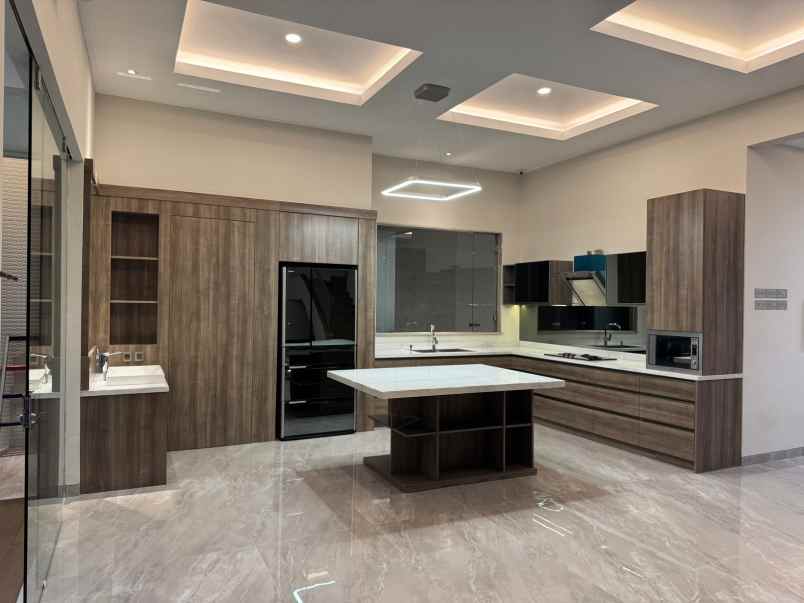 dijual rumah jalan dian istana