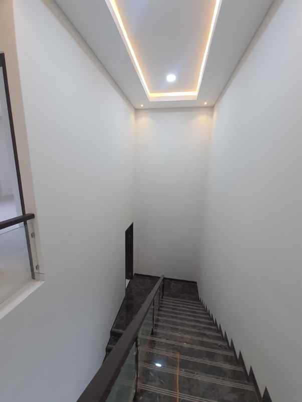 dijual rumah jalan fullerton place