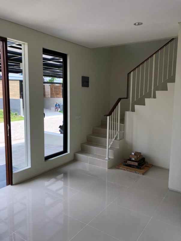 dijual rumah jalan north west hill