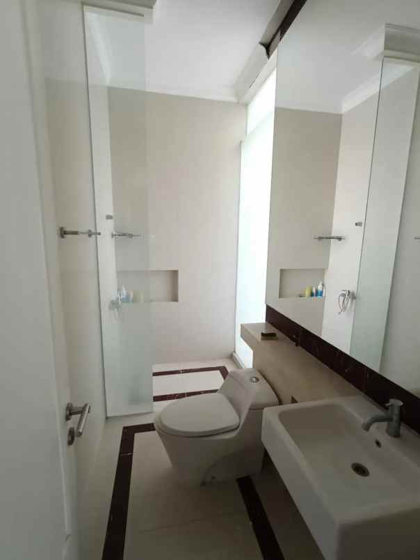 dijual rumah jalan pakuwon indah