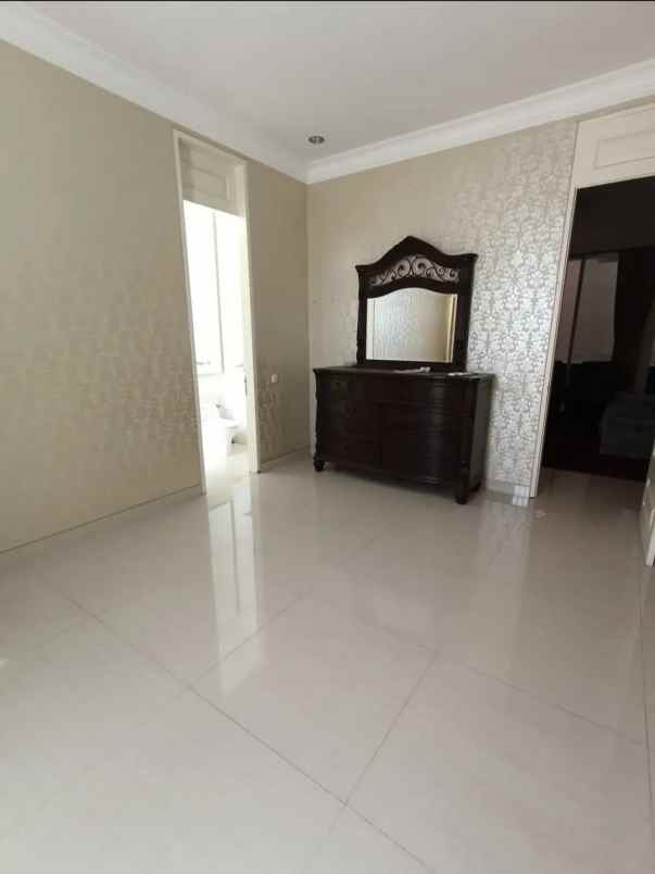 dijual rumah jalan pakuwon indah