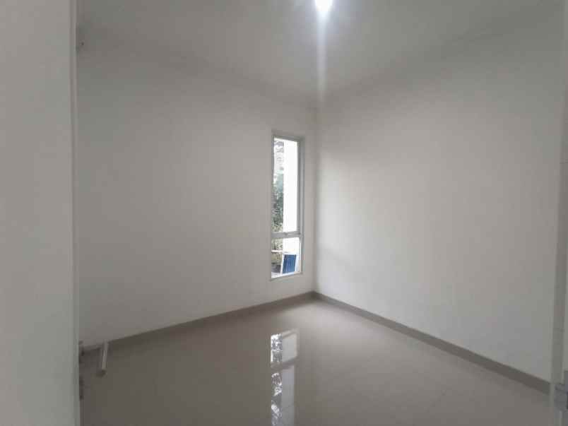 dijual rumah jalan raya cipayung kota depok