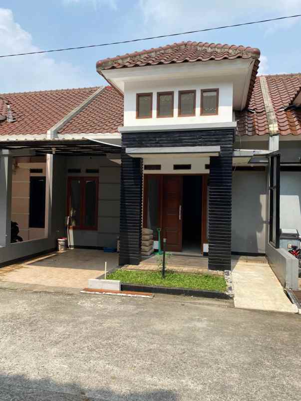 dijual rumah jalan raya meruyung limo