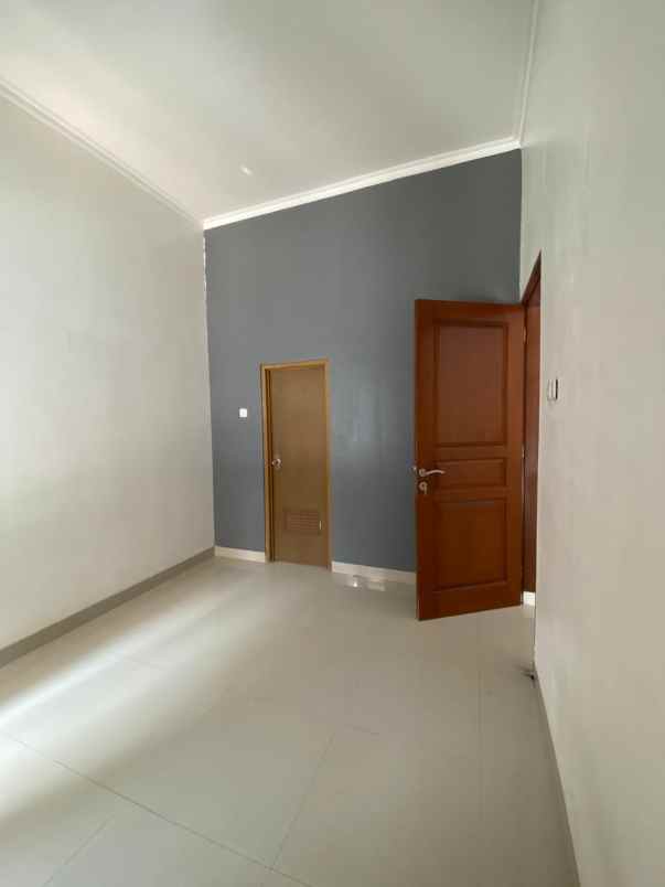 dijual rumah jalan raya meruyung limo