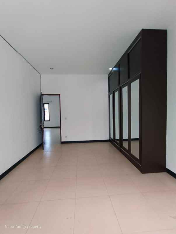 dijual rumah jalan raya permata hijau