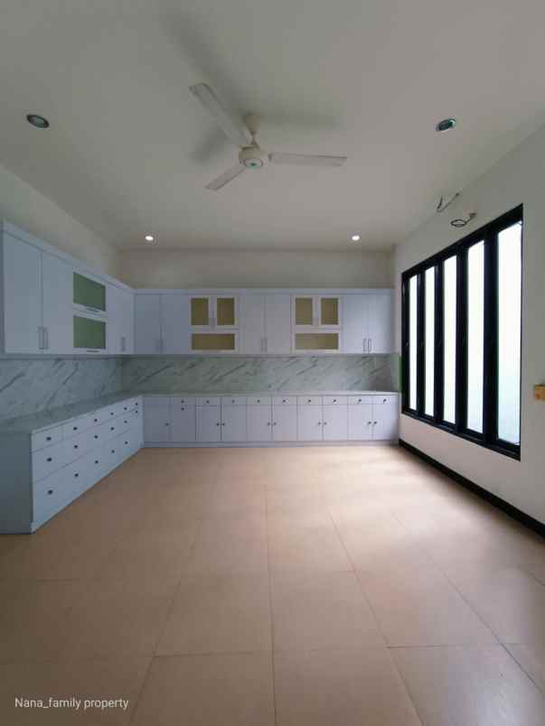 dijual rumah jalan raya permata hijau