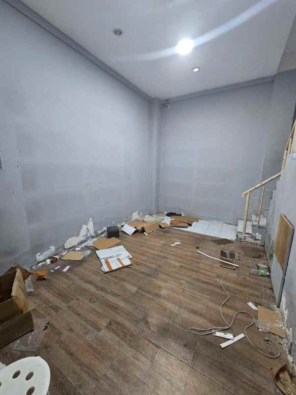 dijual rumah jalan raya wiyung