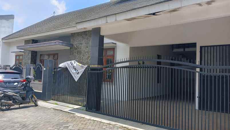 dijual rumah jalan singa kalicari