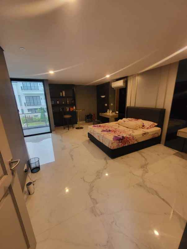 dijual rumah jalan taman golf