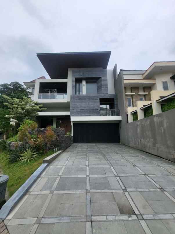 dijual rumah jalan taman golf