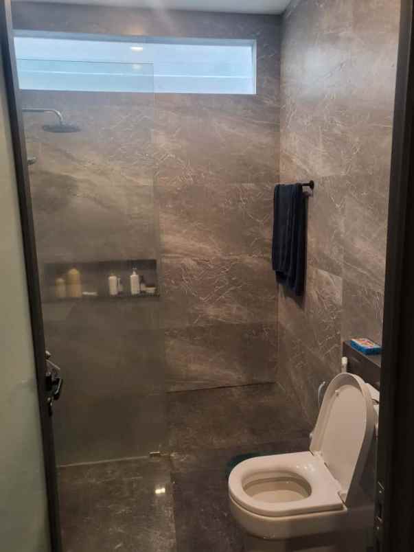 dijual rumah jalan taman golf