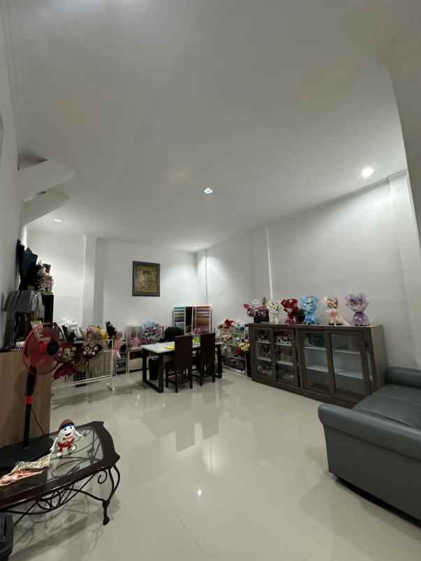 dijual rumah jalan wisma lidah kulon
