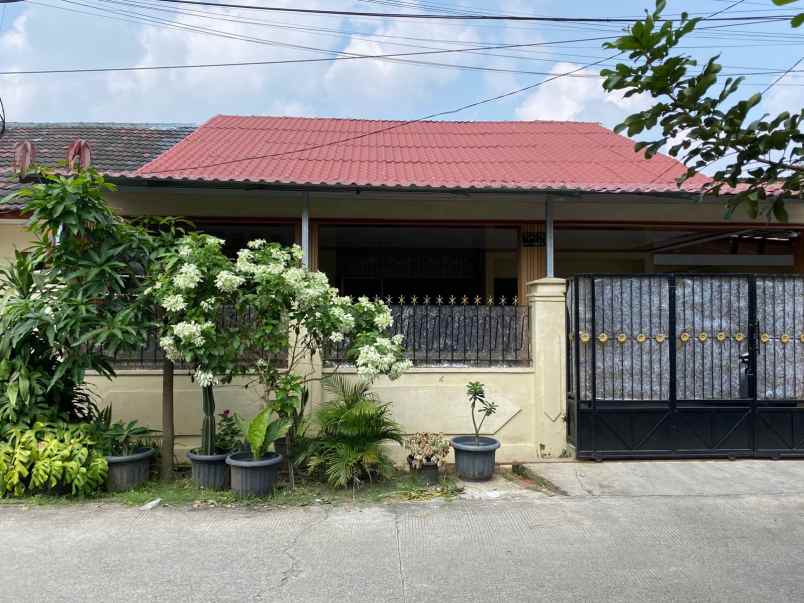 dijual rumah jl dakota perum tni au