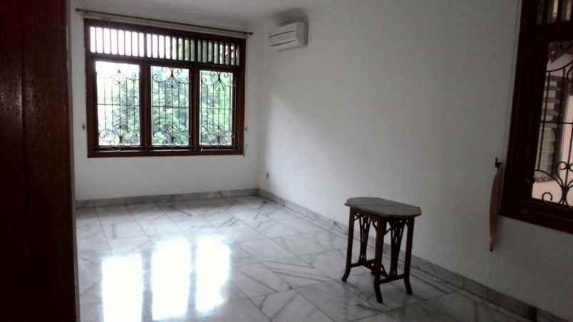 dijual rumah jl komplek puri cinere