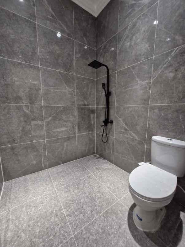 dijual rumah jl meruya selatan joglo