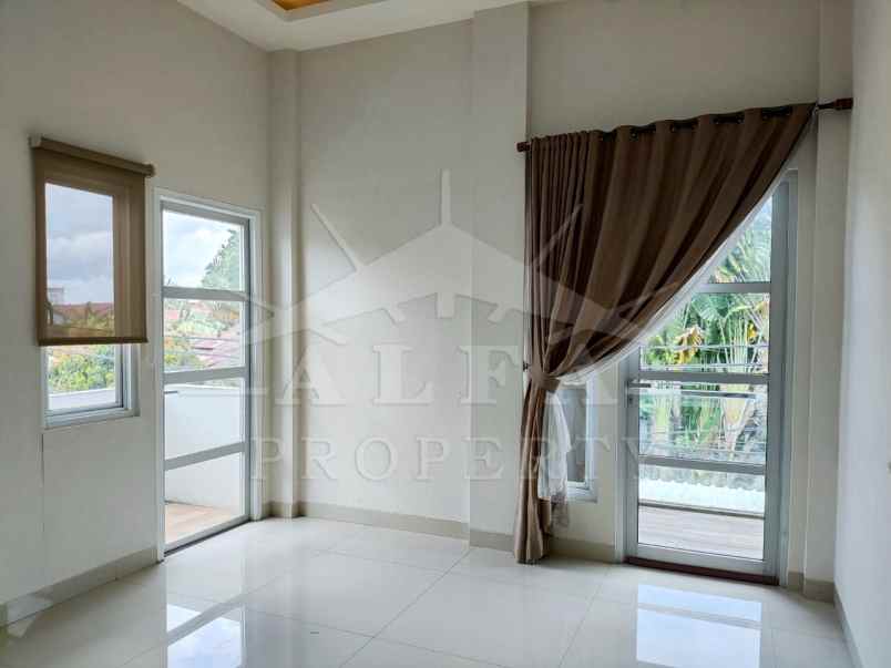 dijual rumah jl tekam komp the green park