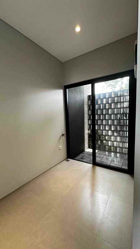 dijual rumah jl w r supratman no 14