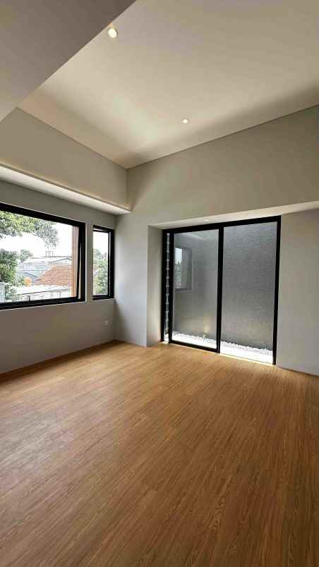 dijual rumah jl w r supratman no 14