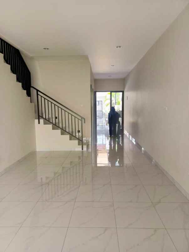 dijual rumah kav dki meruya utara jakbar