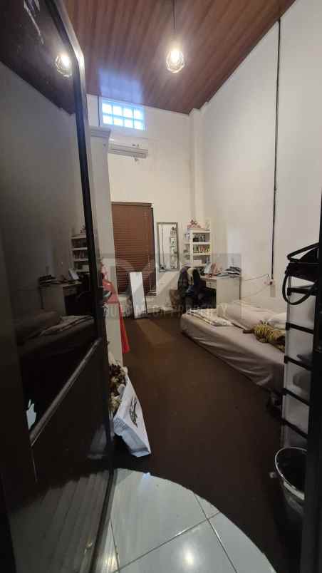 dijual rumah klub keluarga graha raya