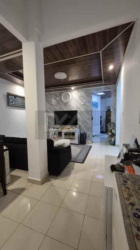 dijual rumah klub keluarga graha raya