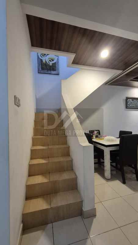 dijual rumah klub keluarga graha raya