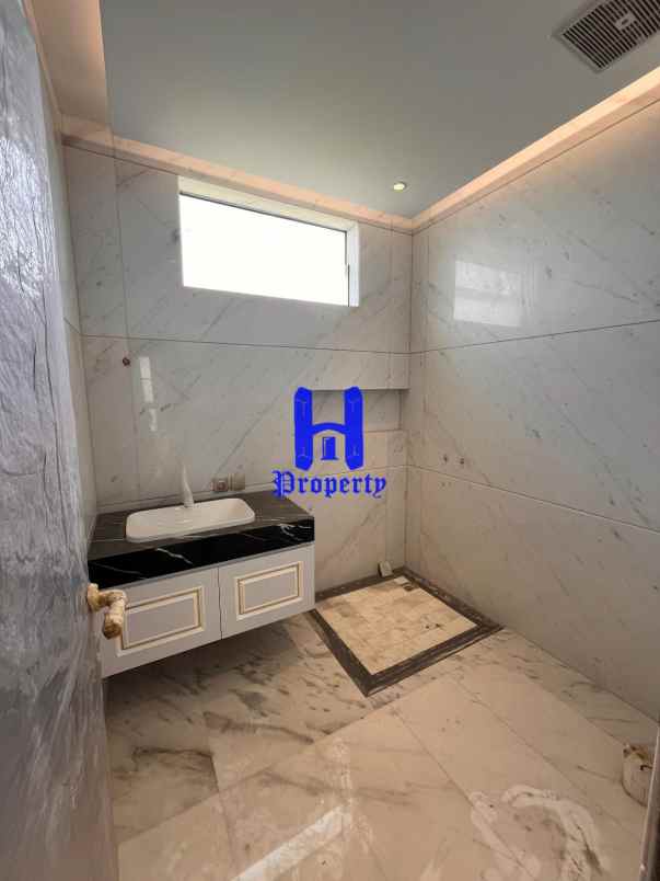 dijual rumah komplek graha metropolitan