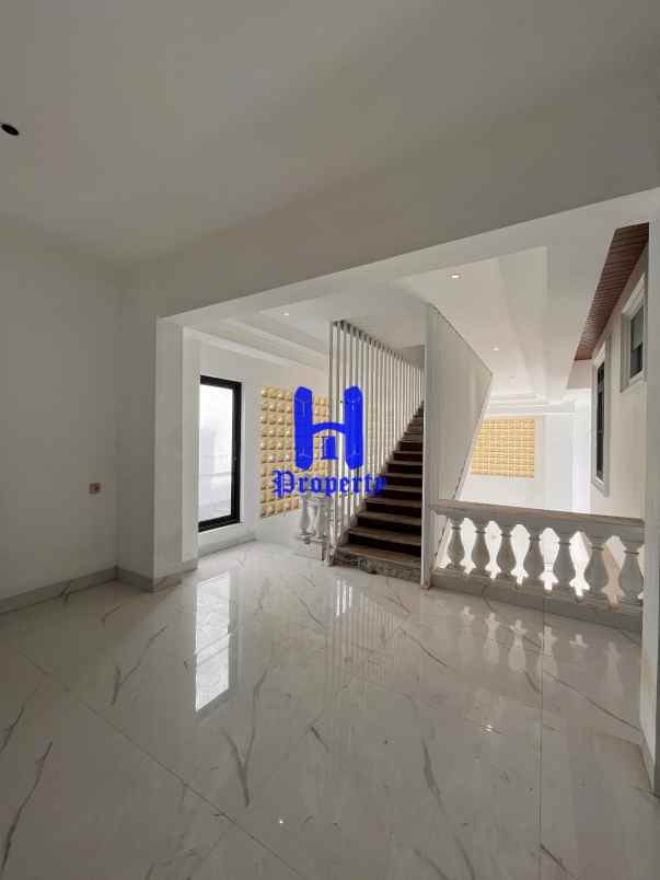 dijual rumah komplek graha metropolitan