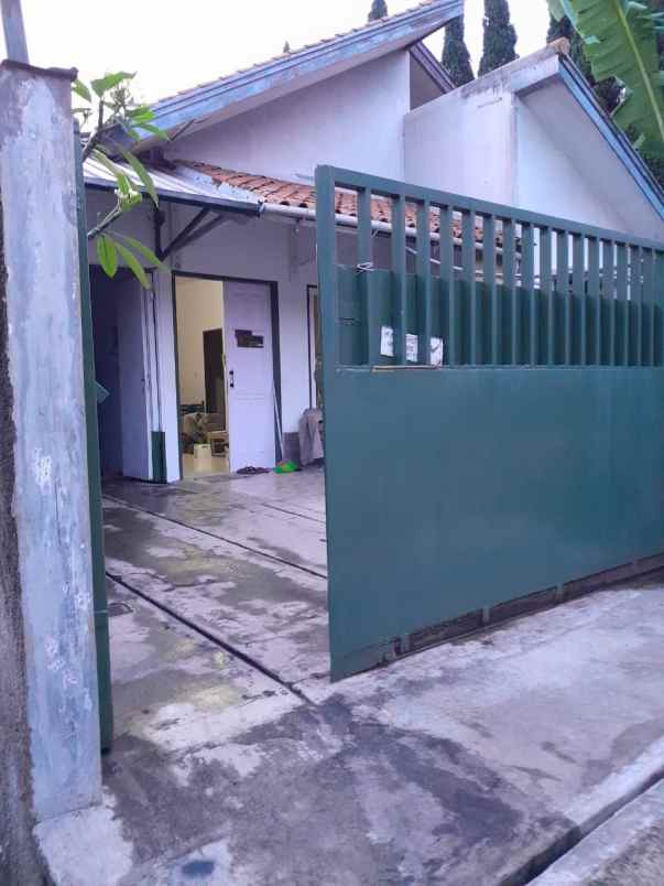 dijual rumah komplek sariwangi