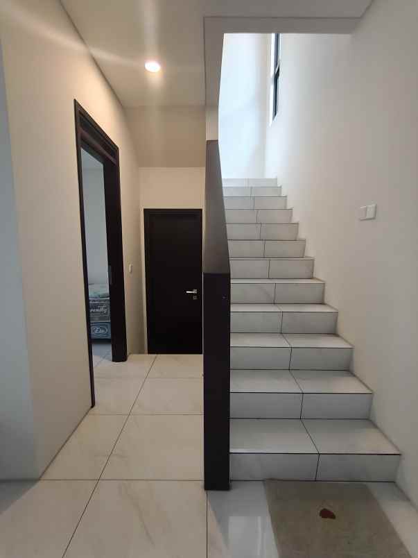 dijual rumah kota baru parahyangan