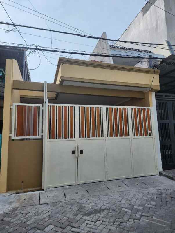 dijual rumah lebak permai