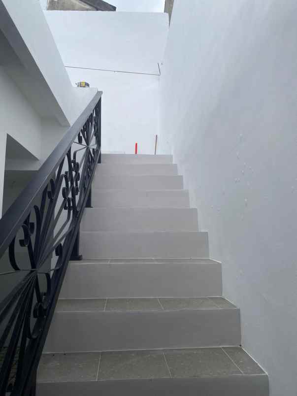 dijual rumah loncat indah