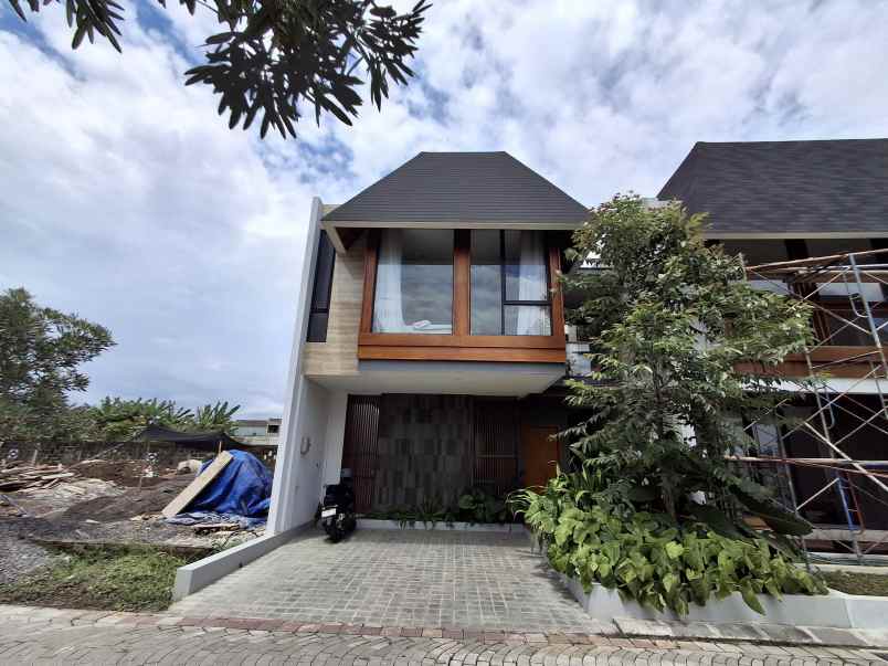 dijual rumah maguwoharjo depok sleman