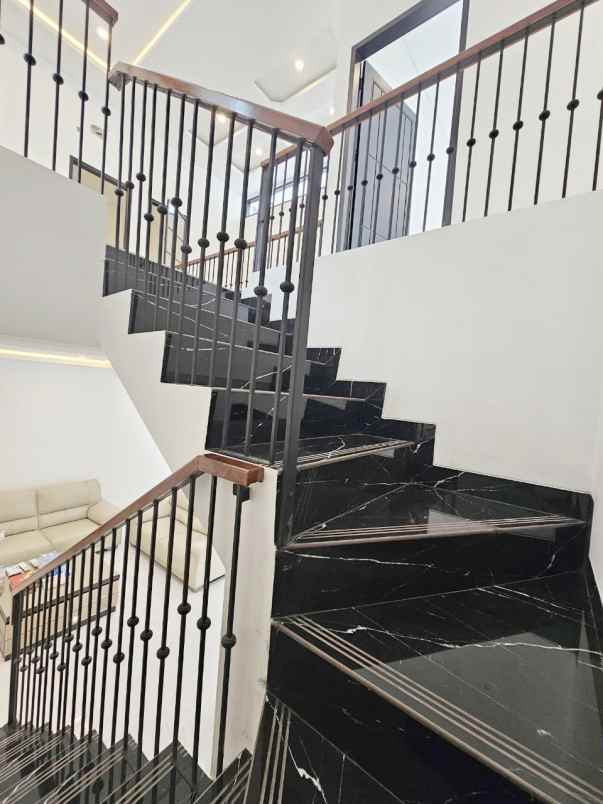dijual rumah maleo sektor 9 bintaro