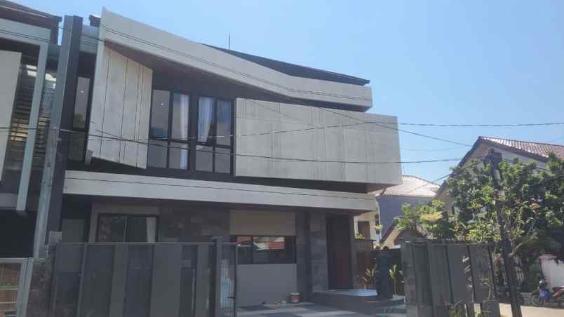 dijual rumah manyar indah