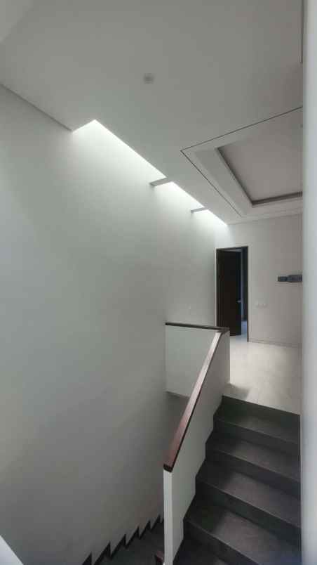 dijual rumah manyar indah